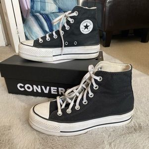 Women’s Converse platform Chuck Taylors. Size 6